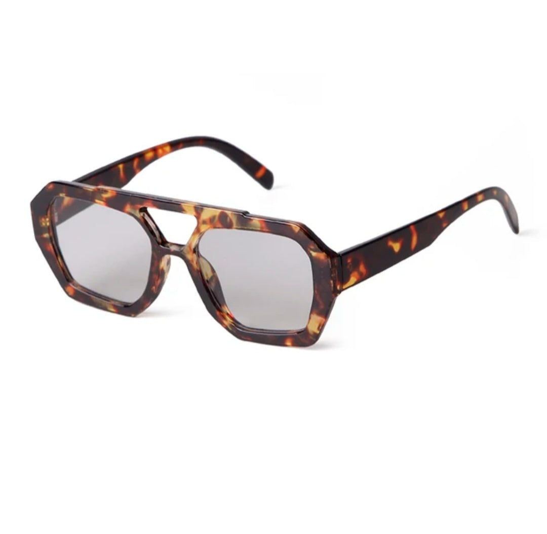 Sunglasses with tortoise shell frame 